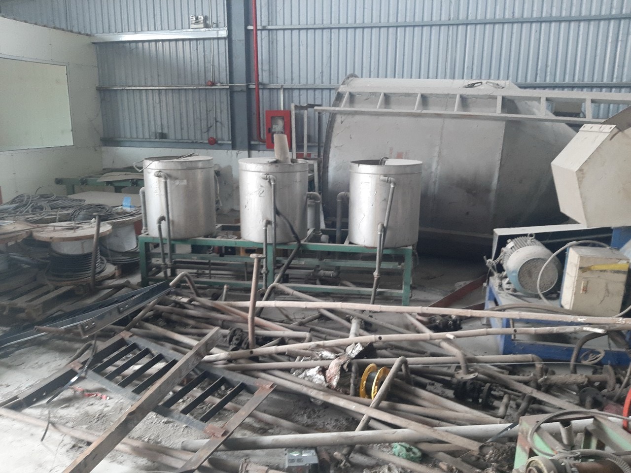 Xác nhà xưởng chứa nhiều phế liệu giá trị như sắt, thép, tôn, inox