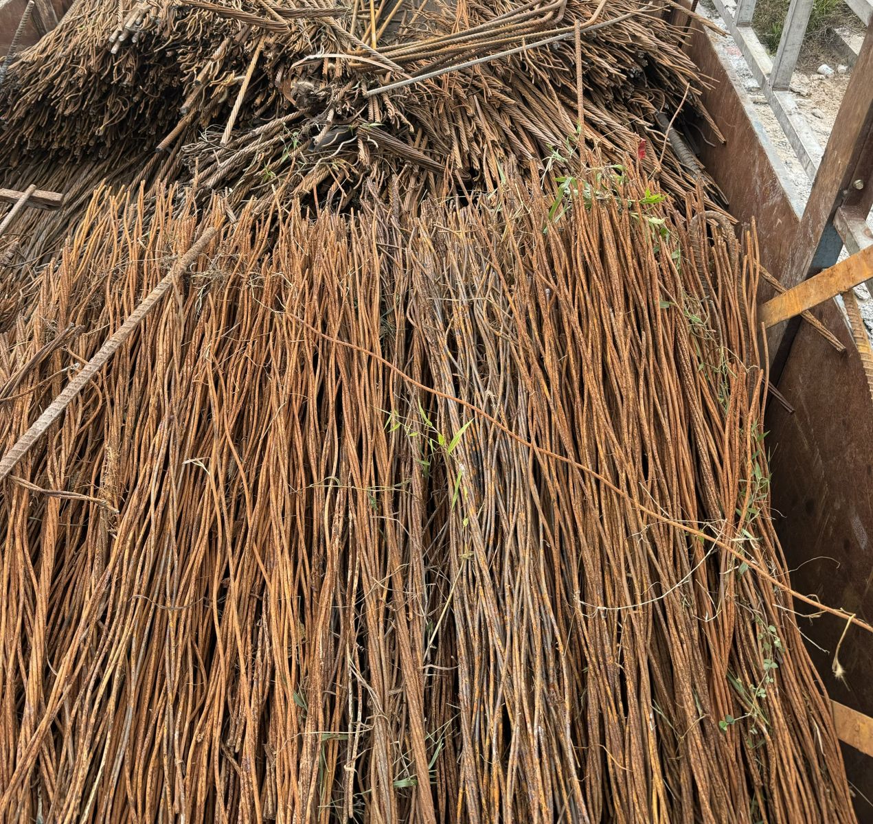 Mua sắt công trình giá cao